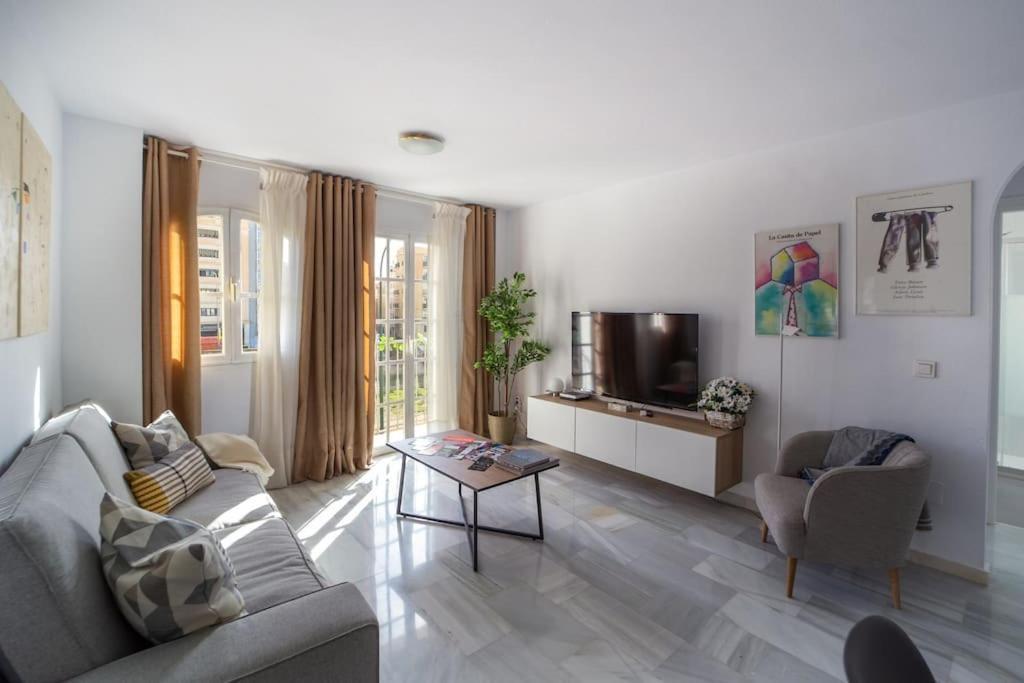 Central And Beautiful Apartment - Free Parking Málaga Buitenkant foto